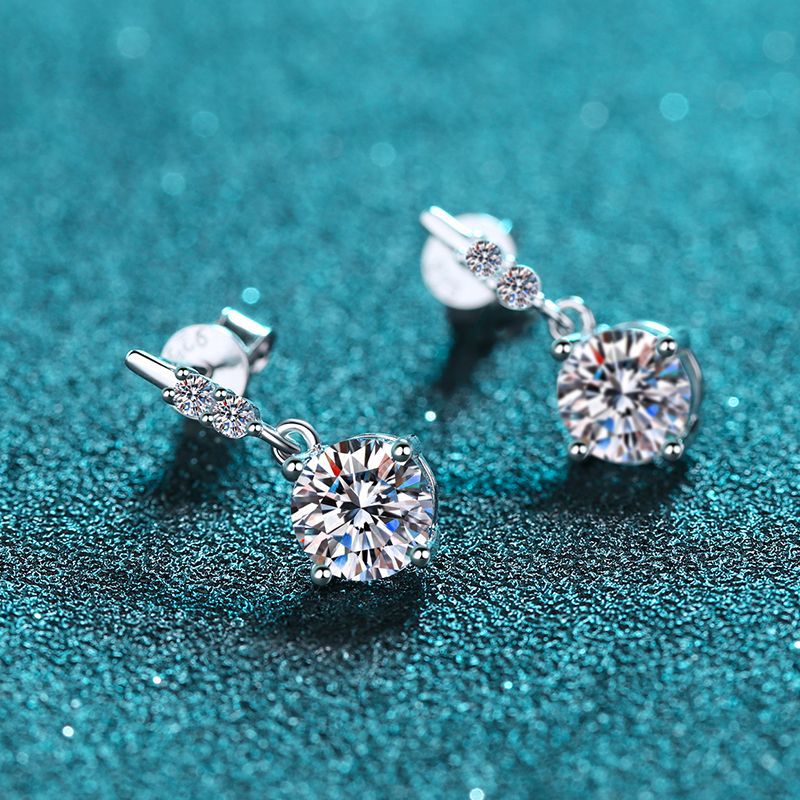 OEM&ODM Customised 925 sterling silver earrings four claws Internet red 1 carat Moissanite  earrings