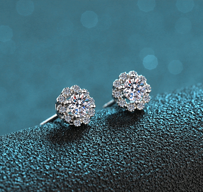 OEM&ODM Customised s925 Sterling silver stud earrings for women four claw stud earrings Moissanite  diamond earrings